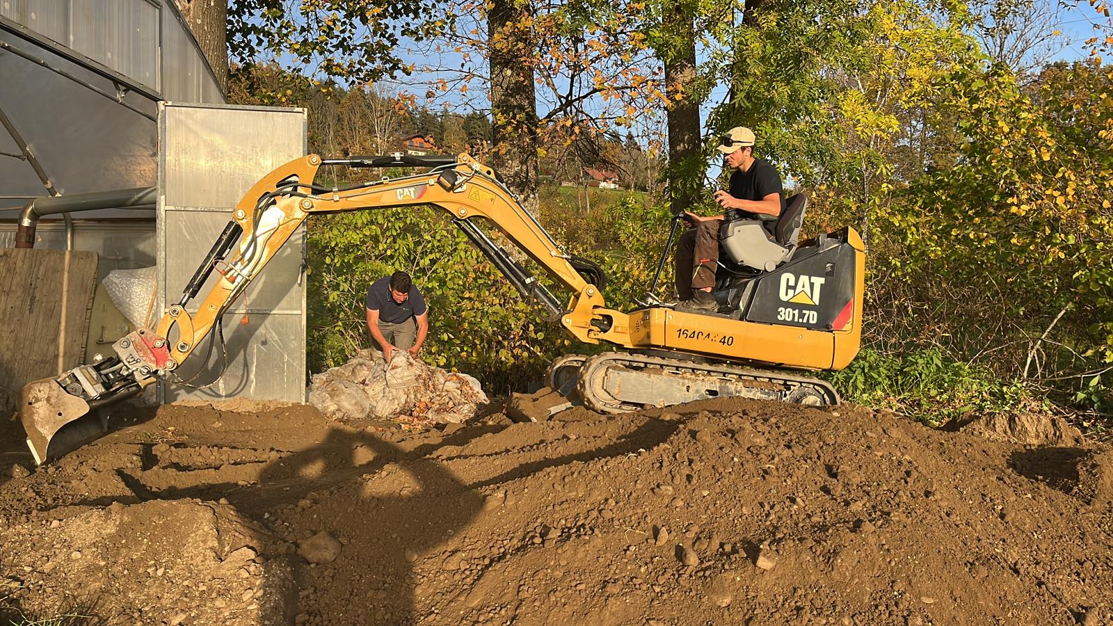 Cat 301.7D Minibagger im Einsatz beim Erdaushub mit Baggerfahrer in Kärnten – HPE-Tech